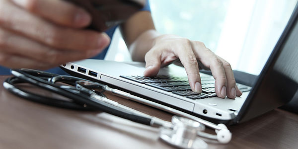 Stethoskop Handy Laptop   Quer Eb